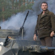 Liev Schreiber è Zus Bielski nel film Defiance - I giorni del coraggio