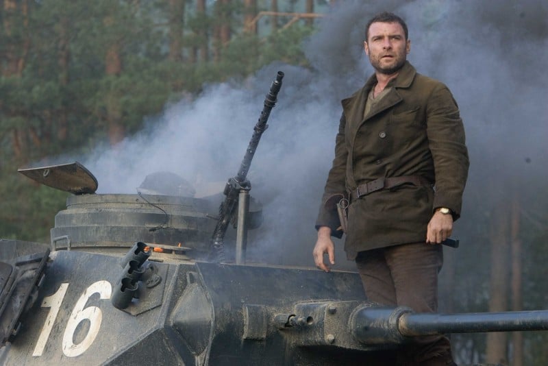 Liev Schreiber è Zus Bielski nel film Defiance - I giorni del coraggio