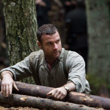 Liev Schreiber in una scena del film Defiance - I giorni del coraggio