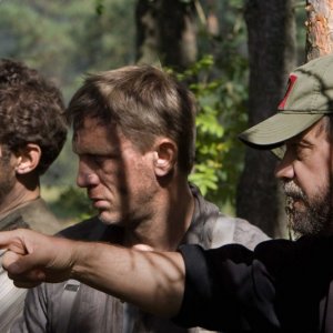 Mark Feuerstein, Daniel Craig e il regista Edward Zwick sul set del film Defiance - I giorni del coraggio