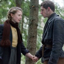 Mia Wasikowska e Jamie Bell in una scena del film Defiance - I giorni del coraggio