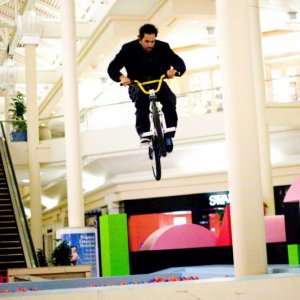 Mike Escamilla in una scena di Paul Blart: Mall Cop