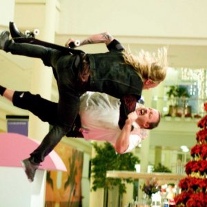 Mike Vallely e Kevin James in una scena del film Paul Blart: Mall Cop