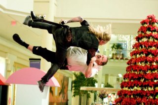 Mike Vallely e Kevin James in una scena del film Paul Blart: Mall Cop