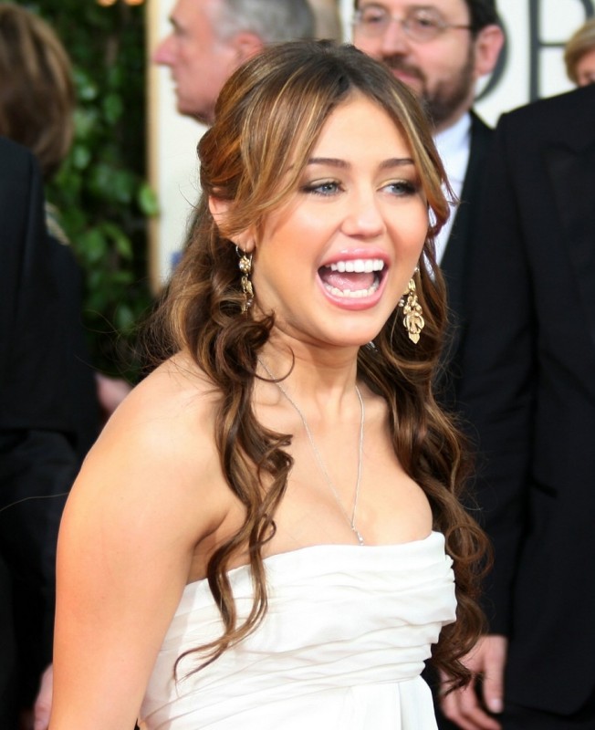 Miley Cyrus La Giovane Protagonista Di Hannah Montana Sfila Sul Tappeto Rosso Dei Golden Globes 2009 101473