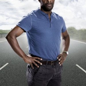 Paterson Joseph posa per una foto promozionale per la serie tv Survivors