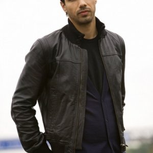 Phillip Rhys in un'immagine promozionale della serie tv Survivors