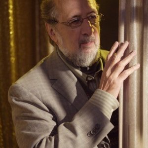 Richard Libertini in un momento dell'episodio Criss Angel is a Douche Bag di Supernatural