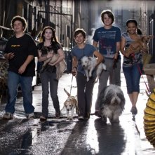 Troy Gentile, Emma Roberts, Jake T. Austin, Johnny Simmons e Kyla Pratt in una scena del film Hotel Bau