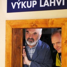 Zdenek Sverák in una scena del film Vuoti a rendere