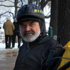 Zdenek Sverák in una scena della commedia Vuoti a rendere