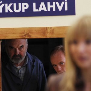 Zdenek Sverák in una scena di Vuoti a rendere