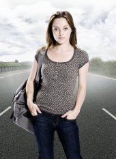 Zoe Tapper in un'immagine promozionale della serie tv Survivors