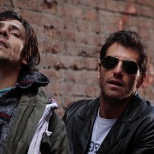 Davide Devenuto e Giampaolo Morelli in una scena della seconda stagione della serie tv L'ispettore Coliandro