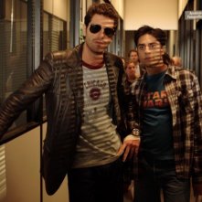 Giampaolo Morelli e Giuseppe Soleri in una scena della seconda stagione della serie tv L'ispettore Coliandro