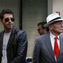 Giampaolo Morelli e Philippe Leroy in una scena della seconda stagione della serie tv L'ispettore Coliandro