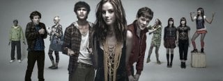 Merveille Lukeba, Ollie Barbieri, Lily Loveless, Luke Pasqualino, Kaya Scodelario, Jack O'Connell, Lisa Backwell, Kathryn Prescott, Megan Prescott e Klariza Clayton in una foto di Skins 3