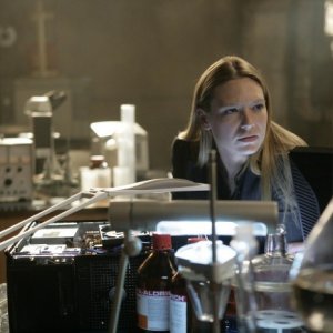 Anna Torv in una scena dell'episodio The No-Brainer di Fringe