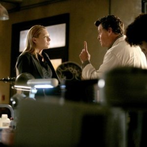 John Noble ed Anna Torv in una scena dell'episodio The No-Brainer di Fringe