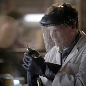 John Noble in una scena dell'episodio The No-Brainer di Fringe