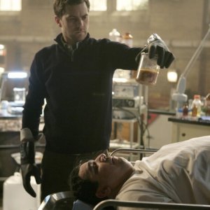 Joshua Jackson in una scena dell'episodio The No-Brainer di Fringe