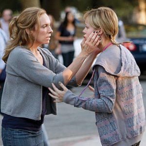Toni Collette e Brie Larson in una scena del pilot de The United States of Tara
