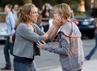Toni Collette e Brie Larson in una scena del pilot de The United States of Tara