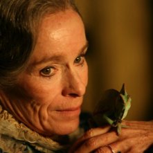 Un primo piano di Geraldine Chaplin durante una scena del film Imago Mortis