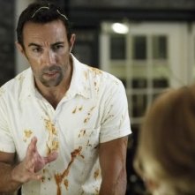 Francesco Quinn alle prese con un evidente disastro, in una scena di 4 Padri Single