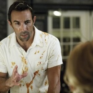 Francesco Quinn alle prese con un evidente disastro, in una scena di 4 Padri Single