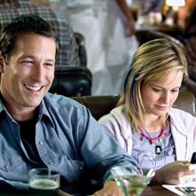 John Corbett e Brie Larson in una scena dell'episodio Work di The United States of Tara