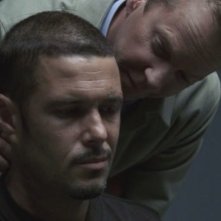 Kiefer Sutherland e Carlos Bernard in una scena del terzo episodio del Day 7 di 24.