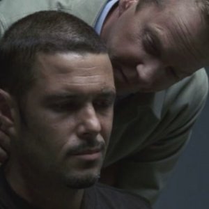 Kiefer Sutherland e Carlos Bernard in una scena del terzo episodio del Day 7 di 24.