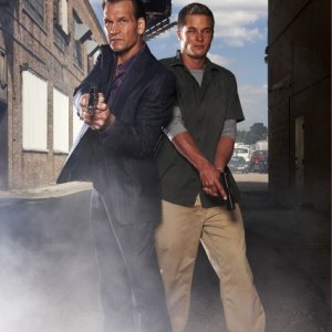 Patrick Swayze e Travis Fimmel in una foto promozionale della serie The Beast