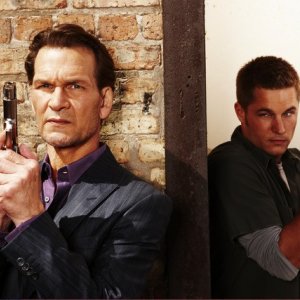 Patrick Swayze e Travis Fimmel in una immagine promozionale della serie The Beast