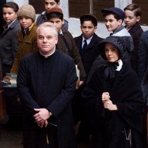 Philip Seymour Hoffman e Amy Adams in un'immagine del film Il dubbio