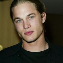 Un primo piano di Travis Fimmel