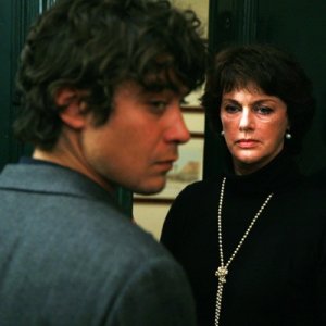 Anny Duperey e Riccardo Scamarcio nel film Eden Is West