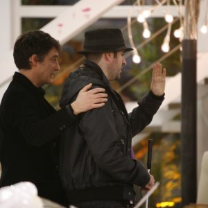 Grande Fratello 2009, giorno 3: Jerry Longo viene accompagnato per un giro di 'perlustrazione' nella Casa del GF, in attesa del suo ingresso ufficiale previsto per il 19 gennaio
