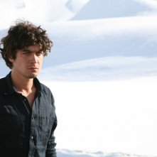 Riccardo Scamarcio è Elias in Eden Is West di Costa-Gavras