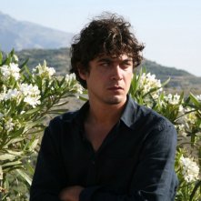 Riccardo Scamarcio è il protagonista di Eden Is West di Costa-Gavras