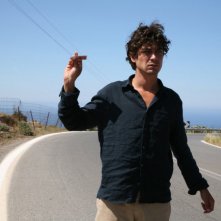 Riccardo Scamarcio nel film Eden Is West del regista Costa-Gavras