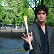 Riccardo Scamarcio nel film Eden Is West diretto da Costa-Gavras