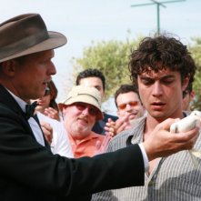 Riccardo Scamarcio nel film Eden Is West (Paradeisos sti disi) di Costa-Gavras