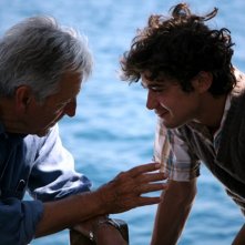 Una bella immagine di Riccardo Scamarcio e Costa-Gavras sul set di Eden is West