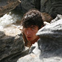Una bella immagine di Riccardo Scamarcio in una scena tratta dal film Eden Is West