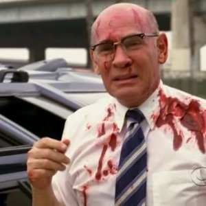 Una scena drammatica con Mitch Pileggi alla fine dell'episodio 'Normal' della serie tv Criminal Minds