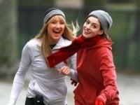 Anne Hathaway e Kate Hudson, nemiche ai fiori d'arancio