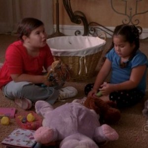 Le due pestifere sorelline Solis nell'episodio Connect! Connect! della quinta stagione di Desperate Housewives