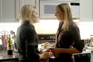 Anna Torv ed Ari Graynor nell'episodio Bound di Fringe